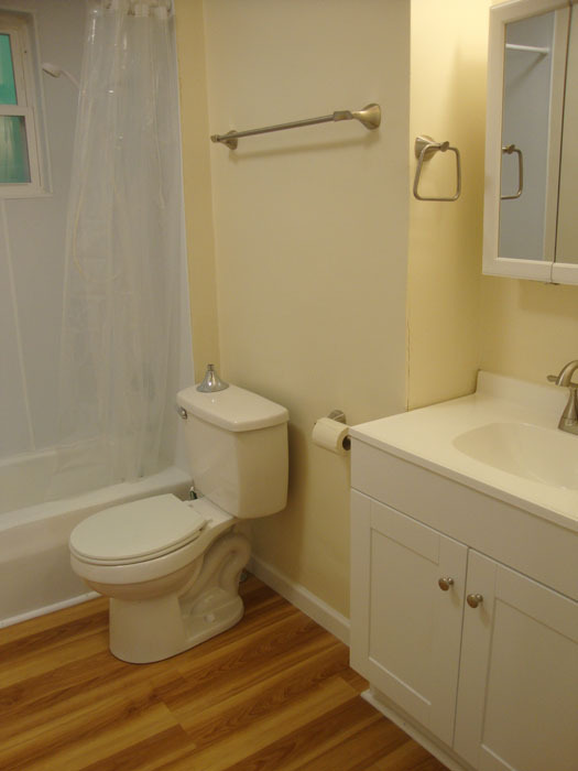 Bathroom (7' x 6'3") with full tub and shower. - 14 E Weber Ave
