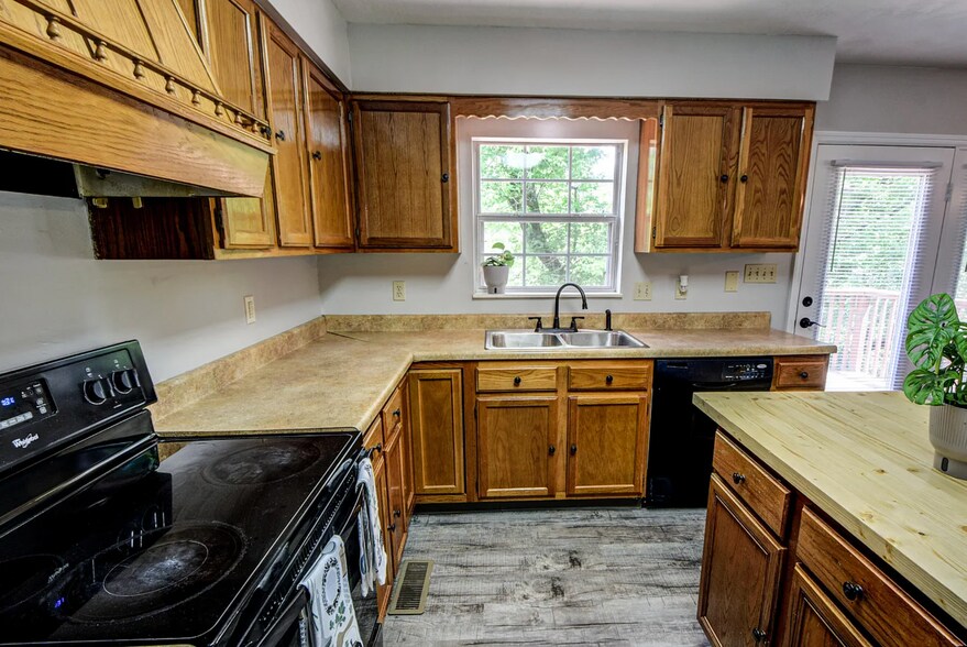Building Photo - 2103 Creekside Way