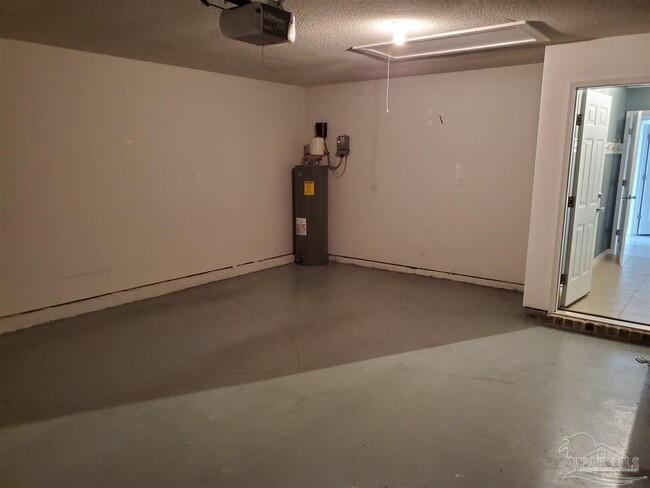 Building Photo - 1921 Luneta St