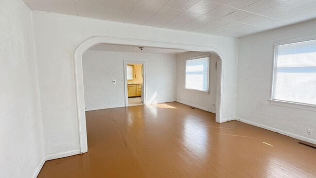 Building Photo - 4 bdrm/1 bath house with garage + large ya...