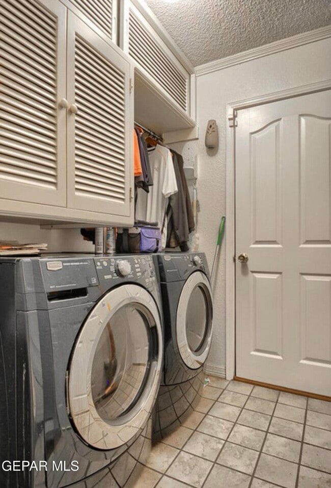 Building Photo - 1933 Gus Moran St