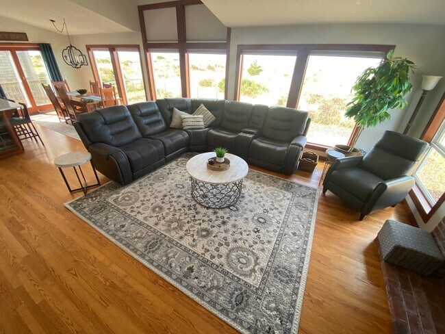 Building Photo - LONG BEACH VACATION HOME BY THE MONTH - VIEW & BEACH ACCESS