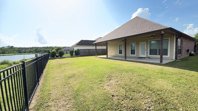 Building Photo - 3 Bedroom 2 Bath home located in coveted L...