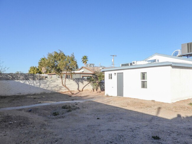 Building Photo - Close to Downtown 3 Bed 2 Bath with Fenced Backyard
