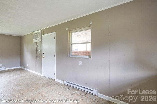 Building Photo - 219 Roslyn Rd