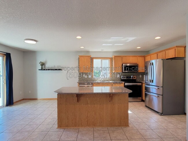 Building Photo - 476 Satus St