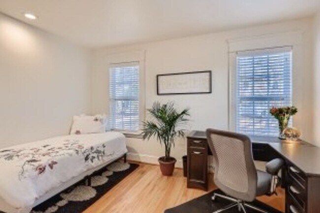 Building Photo - Furnished! Charming 4 Bedroom Home Availab...