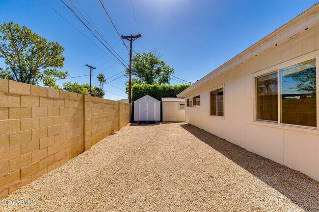 Building Photo - 5002 E Mitchell Dr