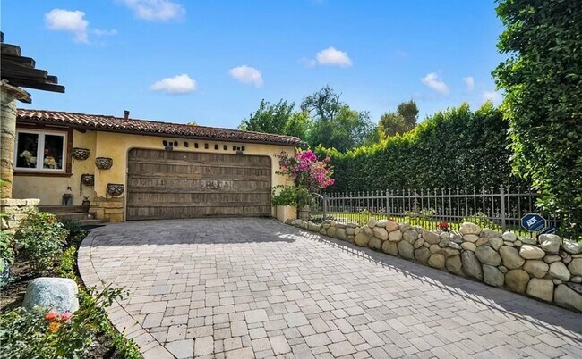 Building Photo - 4984 Topanga Canyon Blvd