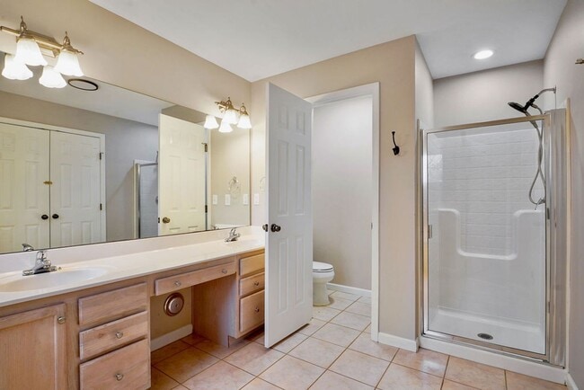 Building Photo - Room to Live, Minutes from Everything 1048 Castlemaine!