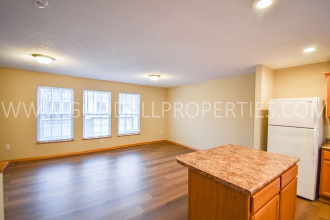 Building Photo - Spring special! 2-Bedroom, 2.5-Bath Townhome in Urbandale with 2-Car Attached Garage