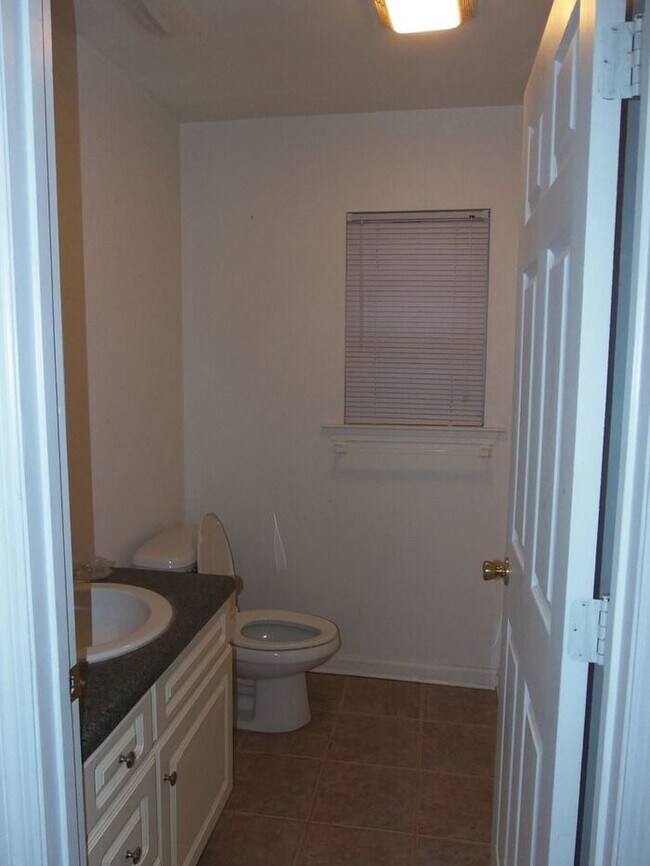 Building Photo - 3 Bedrooms 2.5 Baths Townhome Available Now