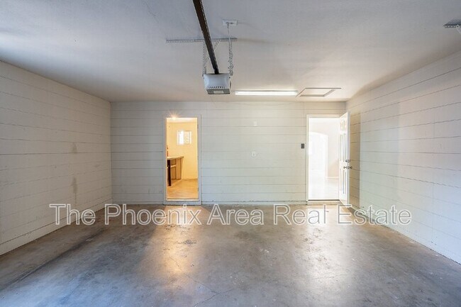 Building Photo - 522 E Balboa Dr