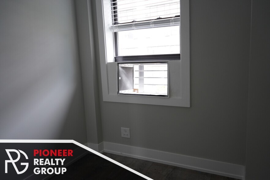 Building Photo - 503 W Belmont Ave