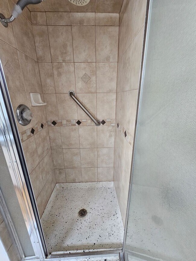 Building Photo - 2 Bed/ 2 Bath, TOP FLOOR CONDO