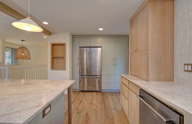 Building Photo - Spacious 4bd 2.5ba Home - Avail. Now!