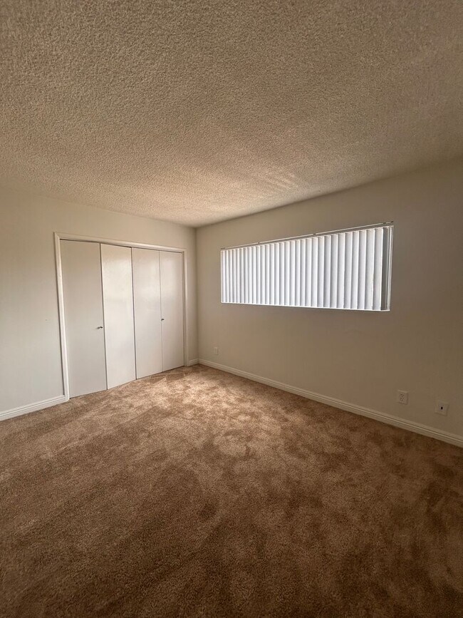 Building Photo - 220 W Hillcrest Blvd
