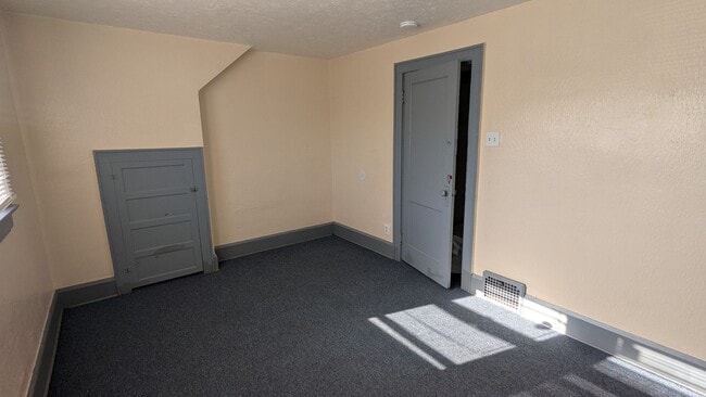 Building Photo - 3-Bedroom, 1-Bathroom Single Family Home for Rent in Akron, Ohio