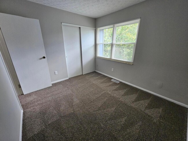 Building Photo - 2084 Brookfield Rd