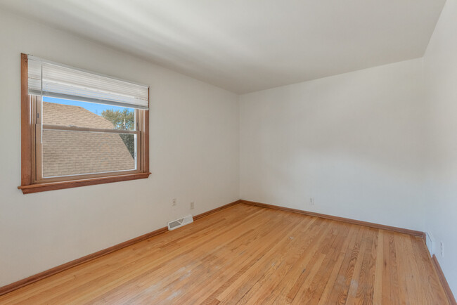 Bedroom - 2827 W Oriole Dr