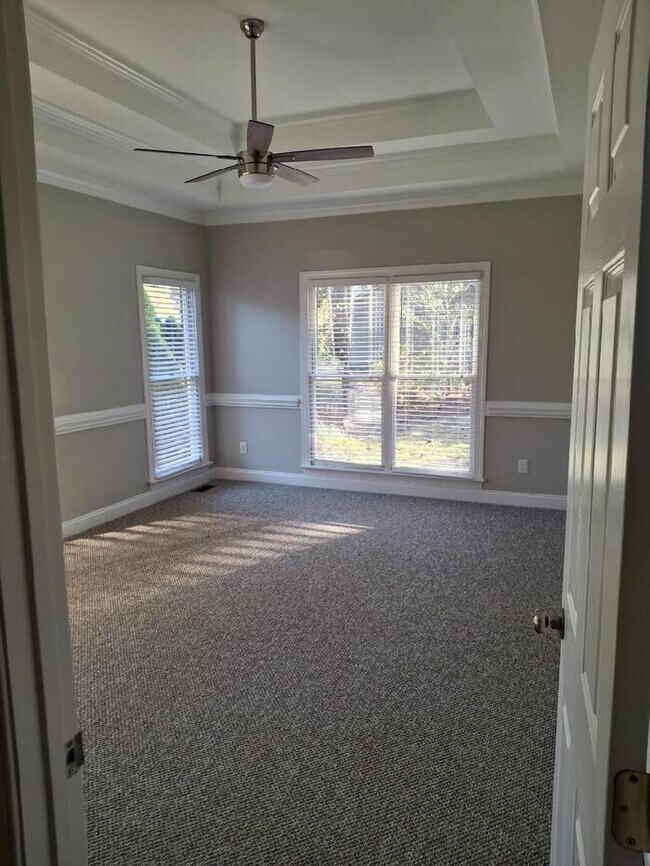 Building Photo - 4 Bedrooms 3 bath