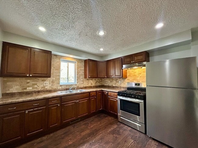 Building Photo - 3 Bedroom, Pet Friendly Home l NorthSide
