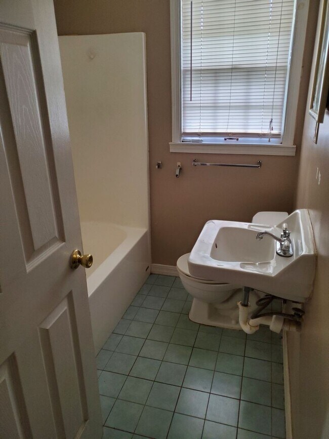 Building Photo - E 4th St Duplex