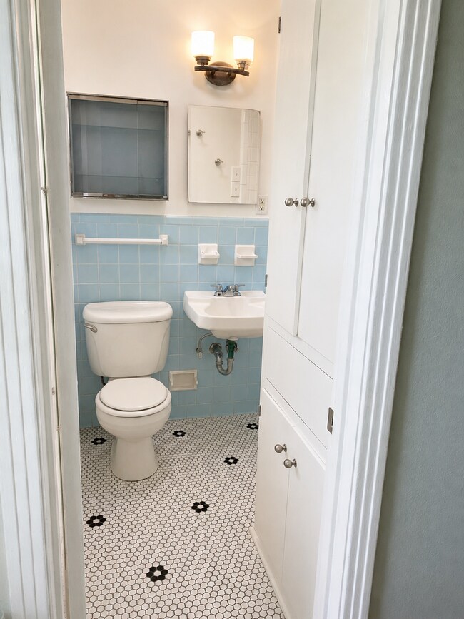 Building Photo - Charming South Austin Classic