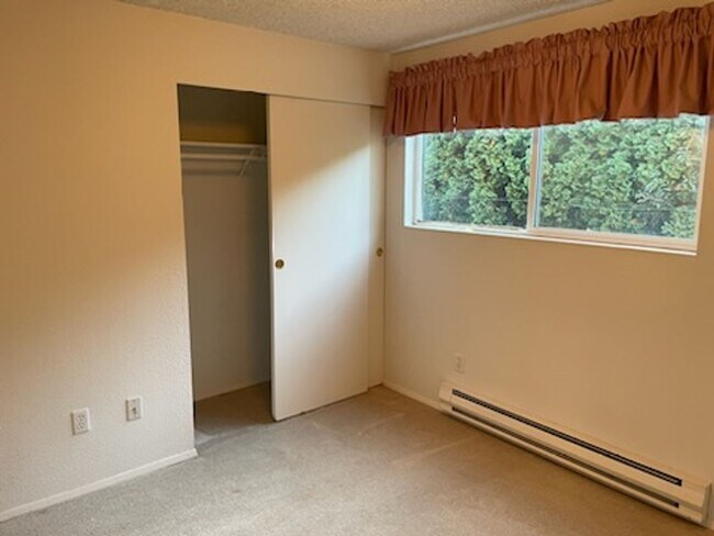 Building Photo - $500 Move In Special! University Place Gro...