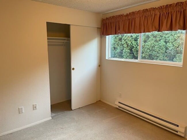 Building Photo - University Place Ground Floor Apartment Ho...