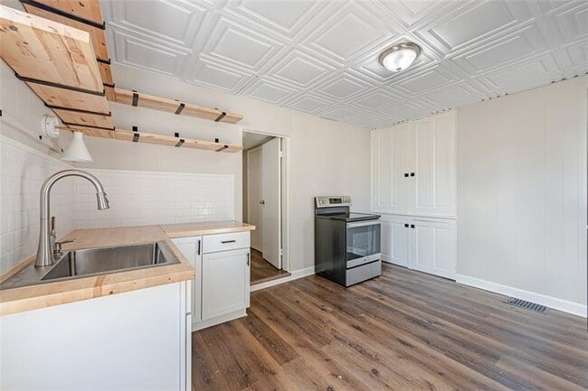 Building Photo - 212 Penn St