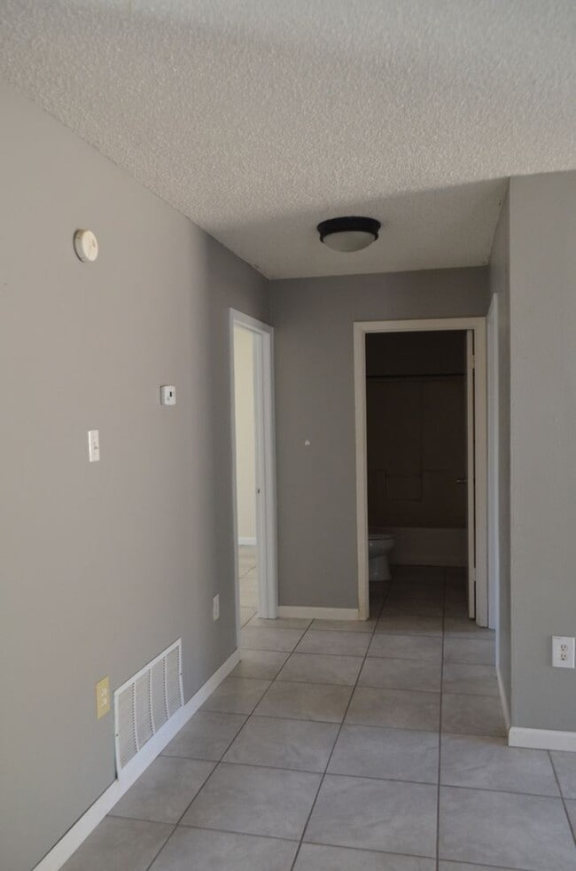 Building Photo - Country setting