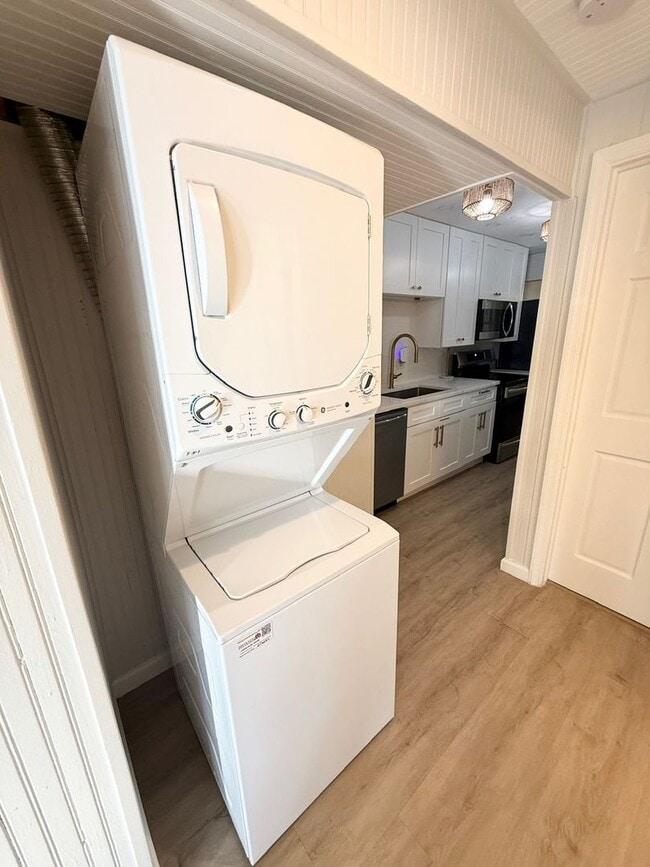 Building Photo - Charming Beachside Rental!