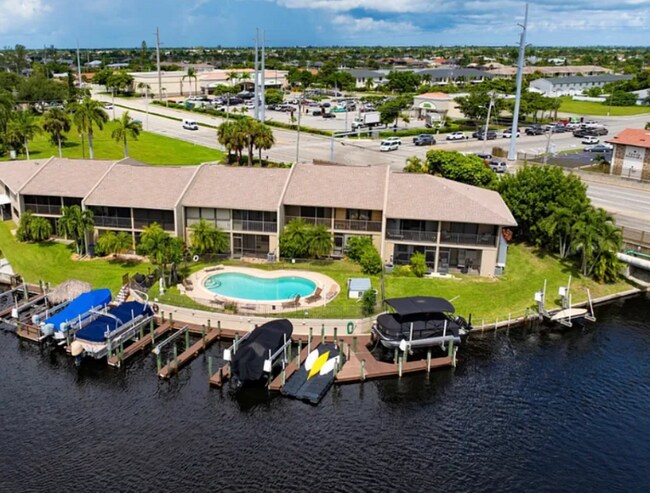 Building Photo - 4803 SW Santa Barbara Ct