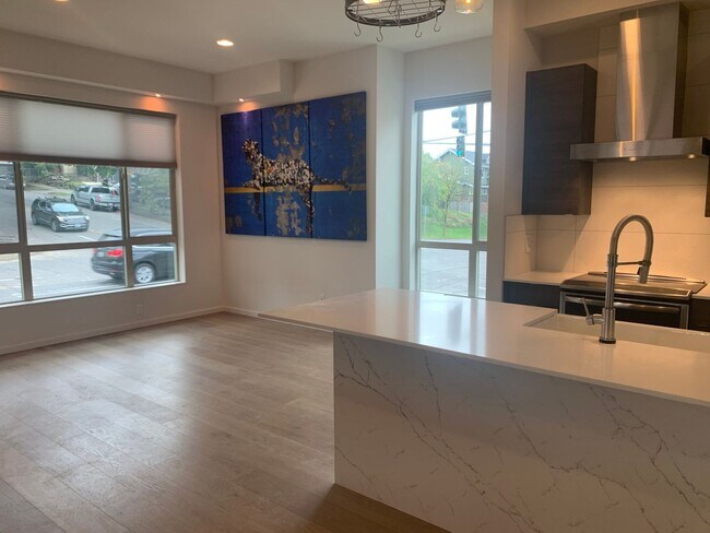 Building Photo - High End Madison Valley Row House !