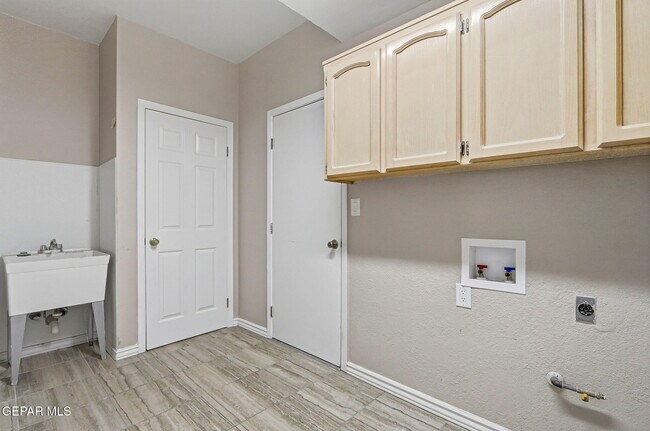 Building Photo - 825 Dulce Tierra Dr