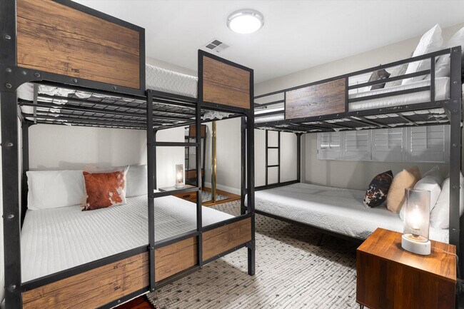 Building Photo - 5604 E Beverly Ln