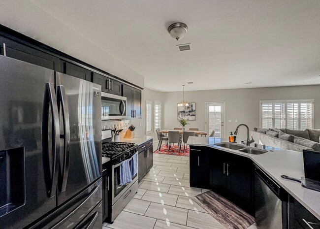 Building Photo - Westside area Rental (Completely Furnished) Beautiful 3 bed/2.5 baths