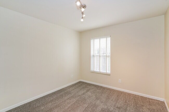 Building Photo - 2151 Erin Ln