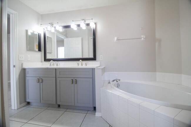 Building Photo - 13859 Glasser Ave