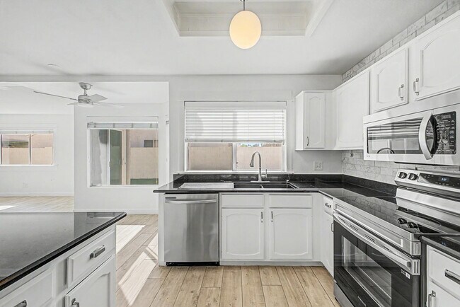 Building Photo - 1006 S Tiago Dr