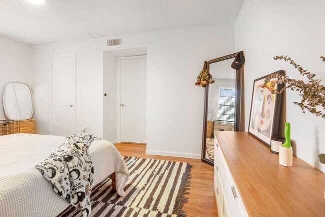 Building Photo - 1215 Crystal Way