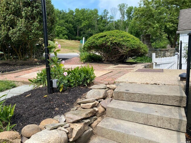 Building Photo - 23 Lloyd Harbor Rd