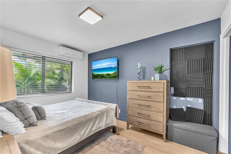 Building Photo - 754 NE 40th St