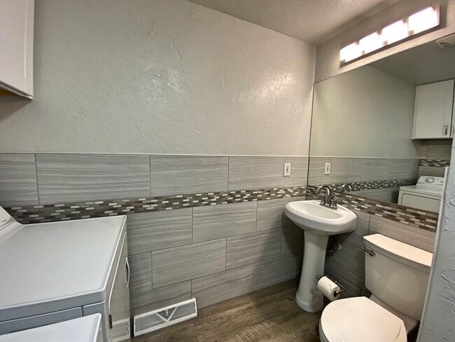 Building Photo - 4830 Field Ct