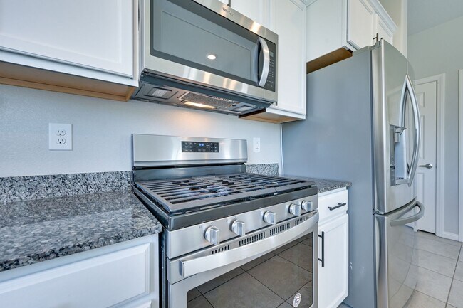 Building Photo - NW!! Solar!!  Gated!!  Bed and bath downst...