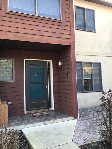 Building Photo - 403 Stonegate Ct