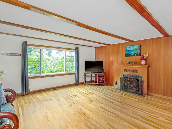 Building Photo - Amazing vintage 2-bdrm/2-bath Cully home—G...