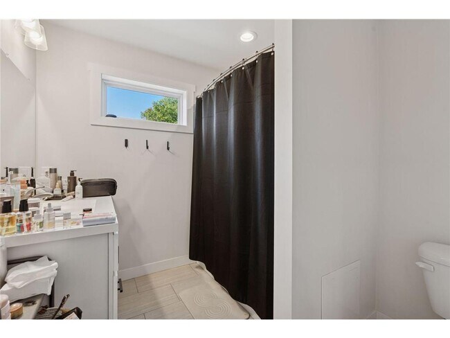 Building Photo - 2084 Reaney Ave E