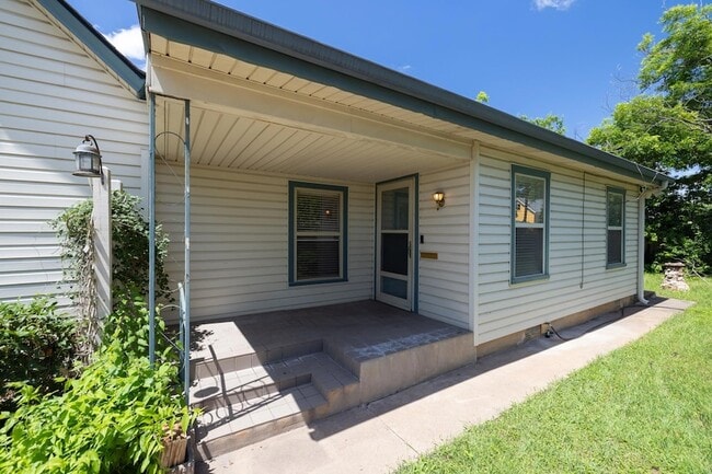Building Photo - 701 1/2 S Walnut Street Unit